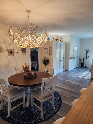 Dining - Cozy lakefront cottage with beach. (Willsboro)