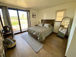 Minibar, tabla de planchar con plancha, wifi gratis y ropa de cama