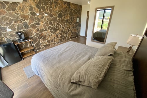 Deluxe Room | Minibar, iron/ironing board, free WiFi, bed sheets