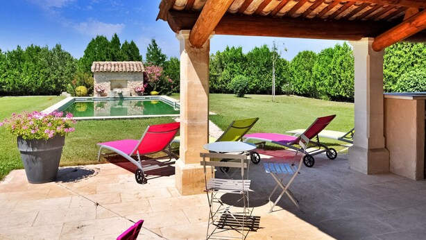 An outdoor patio with a pool, stone pillars, and a pergola. - Le Mazet De Bious Sadous (Isle Sur La Sorgue)