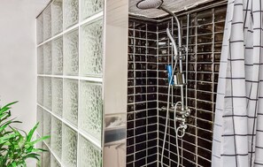 Shower - 3 bedroom gorgeous home in öxabäck (Öxabäck)