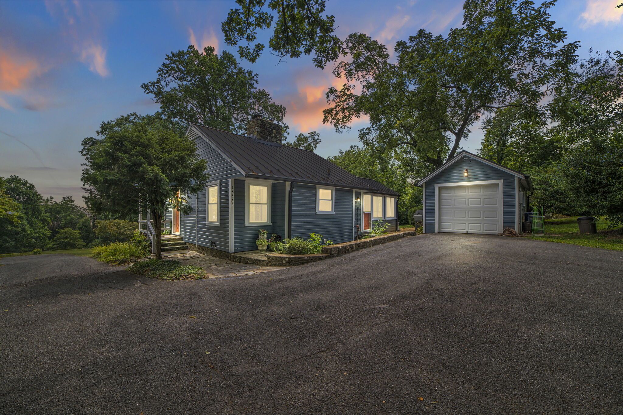 Bluemont Escape: Hot tub, Walk to Bears Den, AT Trail and Bear Chase Brewery