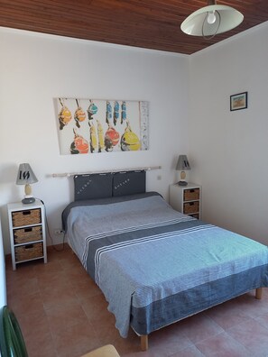 2 chambres, fer et planche à repasser, accès au Wi-Fi (inclus)