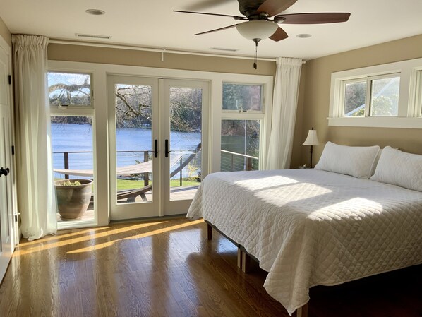 4 bedrooms, iron/ironing board, WiFi, bed sheets - Lakeside luxury: beautiful, relaxing 4 bedroom home (Trumbull)