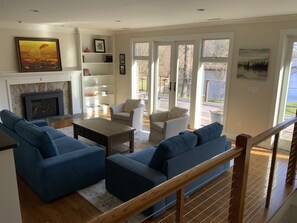 Smart TV, fireplace, books - Lakeside luxury: beautiful, relaxing 4 bedroom home (Trumbull)