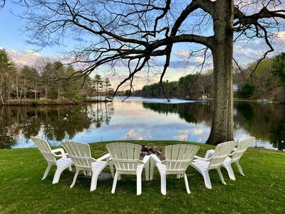 Lakeside luxury: beautiful, relaxing 4 bedroom home