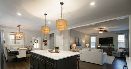 Tims Ford Lake Home! Walk to marina/dinner, pool table, firepit, 2 kings + bunks