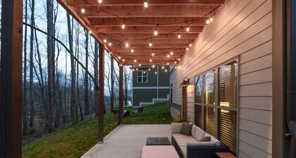 Tims Ford Lake Home! Walk to marina/dinner, pool table, firepit, 2 kings + bunks