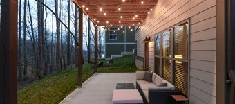 Tims Ford Lake Home! Walk to marina/dinner, pool table, firepit, 2 kings + bunks