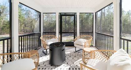 Modern NC Home: Dock, Karaoke, Games, Fire Pit