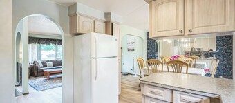 Portland Charming, fully furnished, private, quiet and pets friendly Home.