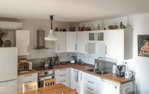 Kylskåp, mikrovågsugn, ugn och spishäll