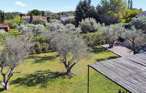 Property grounds - Beautiful home in Paradou (Paradou)