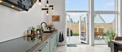 Fridge, dishwasher, coffee/tea maker