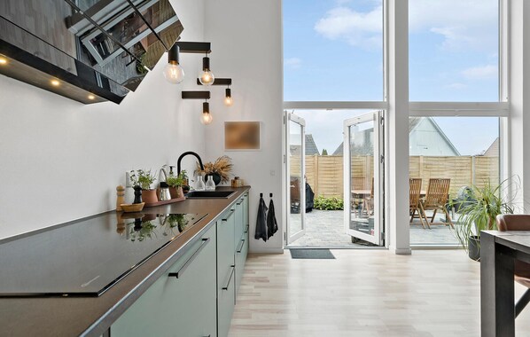 Fridge, dishwasher, coffee/tea maker