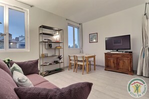 Tv, dvd-spelare, böcker och en stereo