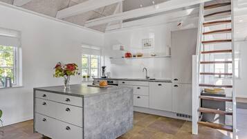 Køleskab, kogeplade, opvaskemaskine, kaffe-/temaskine