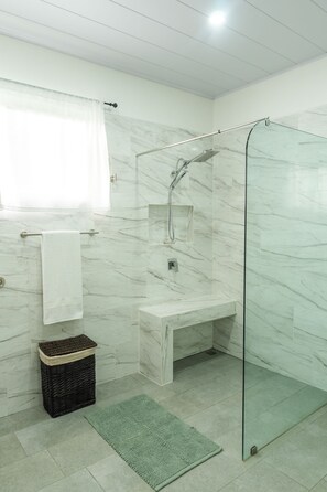 Shower, bidet, towels, soap - Secluded Tropical Home in La Fortuna (La Fortuna)