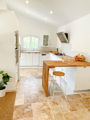 Fridge, microwave, oven, stovetop - Mas Provençal 3 Chambres, Piscine, Jardin Clos (Châteaudouble)