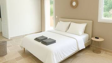 3 chambres, bureau, fer et planche Ă repasser, lit parapluie