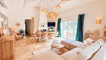 TV connectée, cheminée, jeux vidéo, écrans d'ordinateur