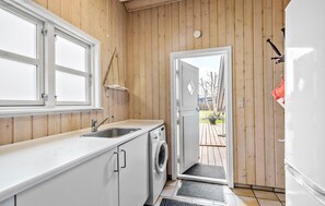 Interior - 3 bedroom lovely home in ørsted (Ørsted)