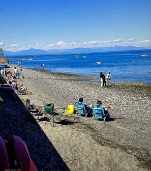 Beach nearby - The Hangar! 30 mins from Vancouver & mins from Tsawwassen! (Point Roberts)
