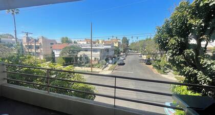 The Tree House - 2 Bed 2 Bath Light and Breezy with a Balcony West Los Angeles