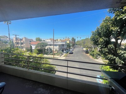 The Tree House - 2 Bed 2 Bath Light and Breezy with a Balcony West Los Angeles