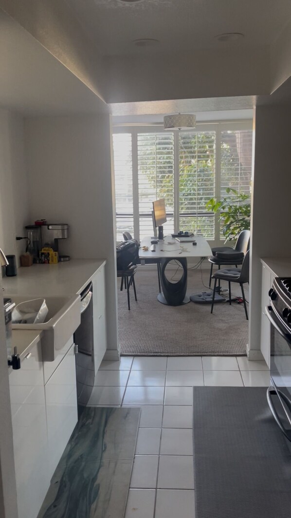 Microwave, oven, stovetop, dishwasher - The Tree House - 2 Bed 2 Bath Light and Breezy with a Balcony West Los Angeles (Los Angeles)