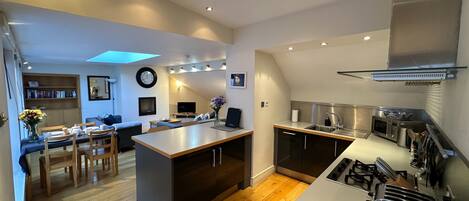 Réfrigérateur, micro-ondes, four, lave-vaisselle