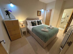 2 bedrooms, travel cot, free WiFi, bed sheets