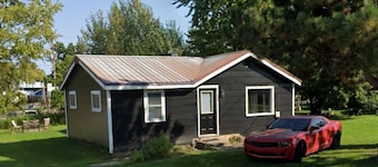 The Black House - 3 Beds - 2 bed rooms - laundry room ~ Close To Fishing!