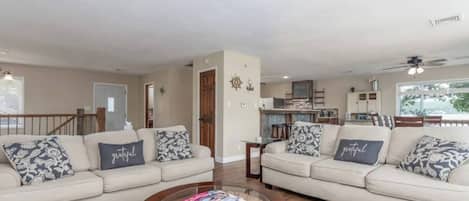 Smart TV, caminetto, libri, stampante