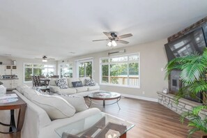 Smart-TV, Kamin, Bücher, Drucker