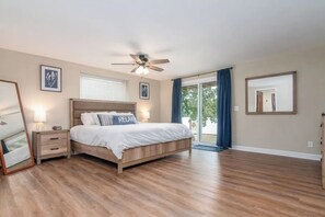 3 Schlafzimmer, Schreibtisch, Bügeleisen/Bügelbrett, Reisekinderbett