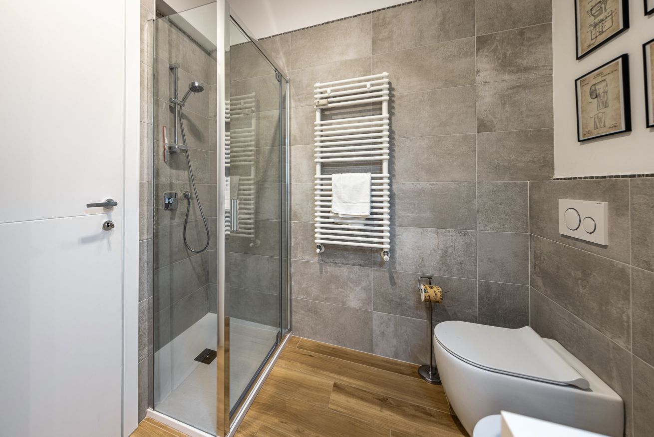 Een douche, een haardroger, een bidet