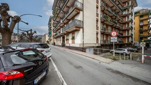 A multi-story residential building with balconies, a no parking sign, and parked cars on the street. - 🏠 PROPERTY DESCRIPTIONCasa Simona is a modern and renovated apartment, located in a quiet area just a few minutes' walk from the center of Rapallo. With shops, restaurants, and public transport nearby, it’s the ideal starting point to explore the Gu (Rapallo)