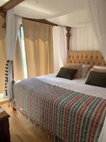 Deluxe House | 4 bedrooms, Egyptian cotton sheets, premium bedding, down comforters