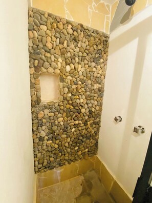 Deluxe-Haus | Badezimmer | Duschwanne, Komfortbadewanne, Designer-Toilettenartikel, Haartrockner