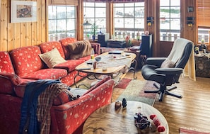 TV, fireplace - Cozy home in Rørvik with Wi-Fi (Rørvik)