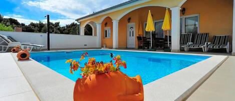 Een verwarmd zwembad