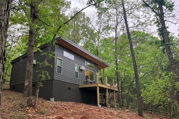 Private cabin nestled in the woods 1 mile away from Mammoth Spring Park