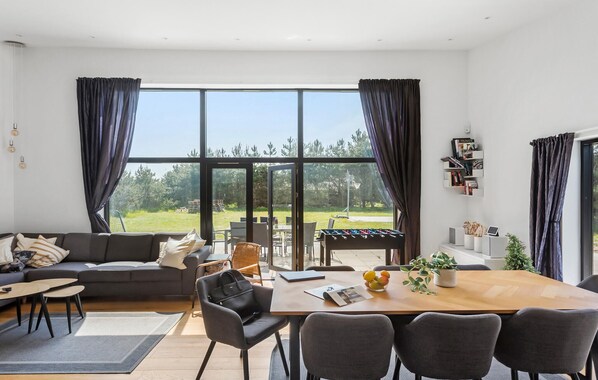 Smart-TV, fotballspill og bordtennis