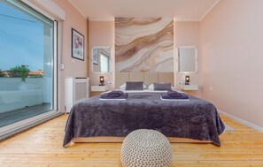 4 soverom, safe på rommet, strykejern/-brett og reiseseng for barn