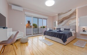4 bedrooms, in-room safe, iron/ironing board, travel cot