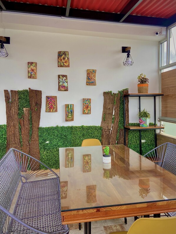 40-吋智慧型電視,提供有線頻道