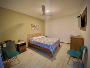 標準雙人房 | 布置獨特、筆電工作空間、免費無線上網、床單