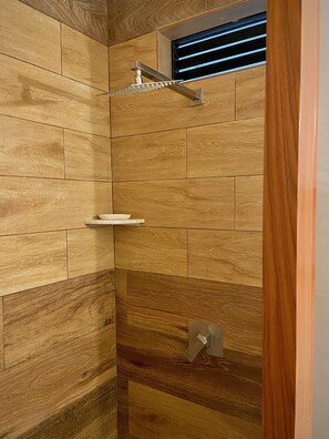 Standard-Doppelzimmer | Badezimmer | Dusche, Haartrockner, Handtücher, Seife