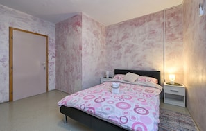 2 bedrooms, iron/ironing board, travel cot, free WiFi
